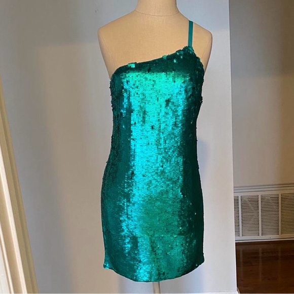Stunning Catherine MalandrinoAsymmetric Sequin Mini Dress. Size 2 NWT